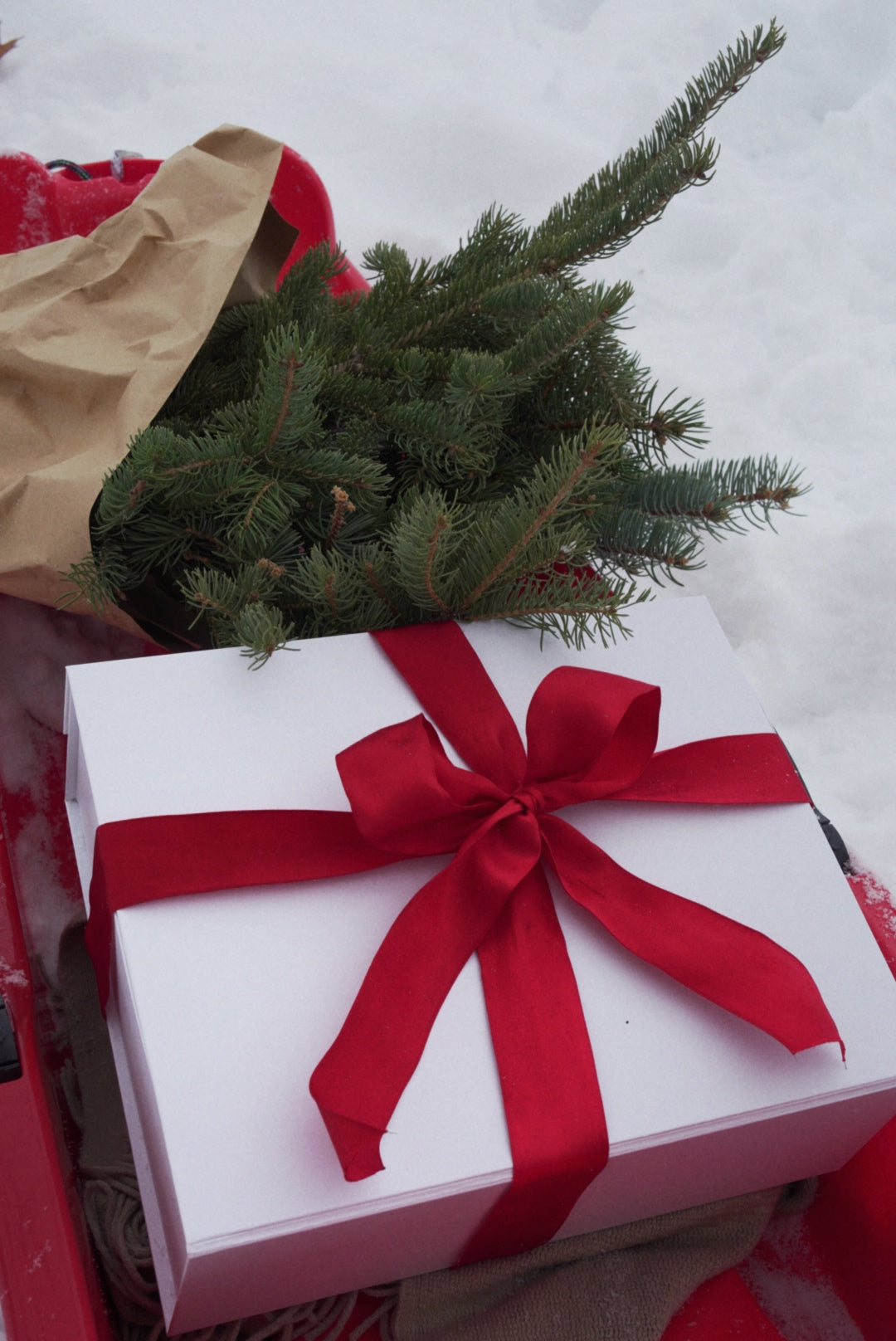 Cozy Gift Box for Her – Candle, Warm Socks, Hot Cocoa & Relaxation Set